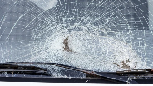 Frontális baleset miatt teljes szélességében lezártak egy magyar főutat