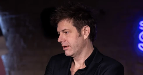 Hajszálon múlt az élő show! Till Attilát azonnal műteni kellett, bekötözött kézzel vezette A Nagy Duettet