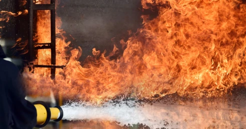 Lángoló táj, tehetetlen szemtanúk: Hatalmas tűz tombol Tiszafüred mellett (drámai videó)