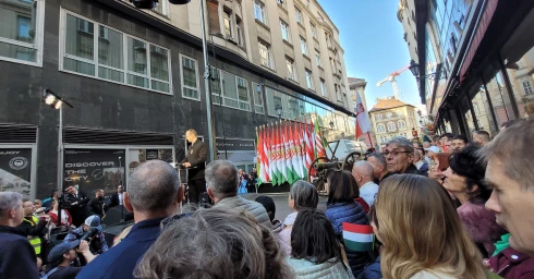 Lovas huszárokkal, elsütött díszágyúval és a Bűnvadászokkal ünnepelt a Mi Hazánk a Pilvax közben