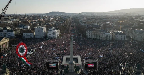 Magyar Péternek azt mondták, hogy mintegy 500 ezren lehettek, a turisztikai ügynökség Orbánnál mért több embert
