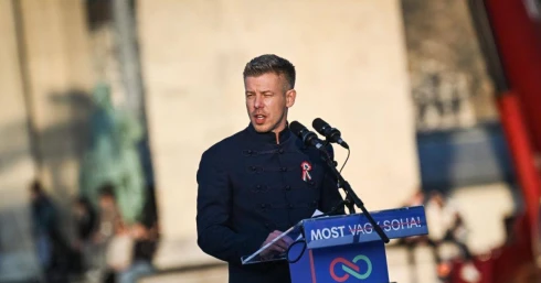 Minden magyar iskolásnak 100 ezer forintot ígért Magyar Péter, a többieknek pedig 8 ezer milliárdot