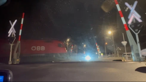 Nyitott sorompónál ment át egy vonat a Budapest–Belgrád-vonalon