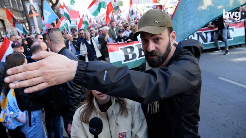 Őket takarítsuk ki innen! – videón ahogyan kidobták a HVG stábját a Békemenetből