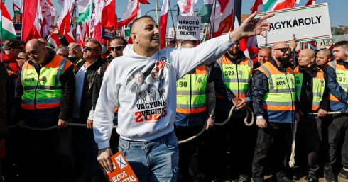 Pataky Attilától, Nagy Ferón át az életében először metrózó Győzikéig – videón a március 15-i menetek legerősebb megszólalásai