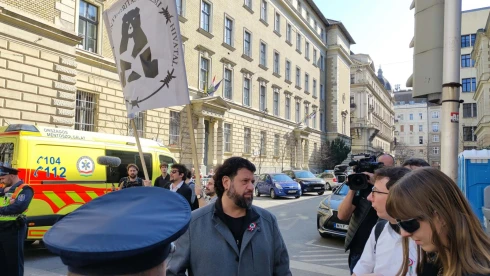 Puzsér Róbert ellentüntetést tart, kemény beszólásokat kap a Békemenet résztvevőitől