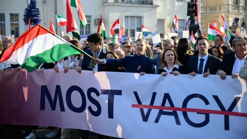 Rendkívüli képsorok: Magyar Péter még javában beszélt, de a tiszások tömött sorokban léptek le a Hősök teréről (VIDEÓ)