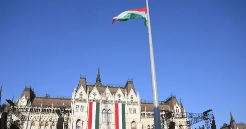 Sulyok Tamás megtekintette a zászlófelvonást, elkezdődött az ünnep