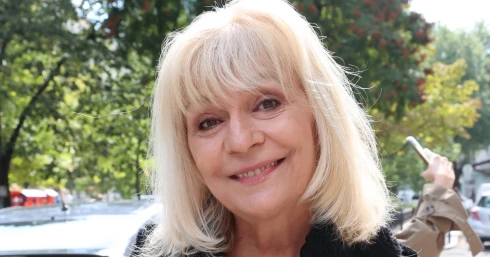 Szily Nóra kutyái vezényszóra falatoznak – videó