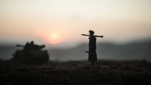 Támadásba lendült Irán szomszédja: katonai létesítményekre mért légicsapásokat