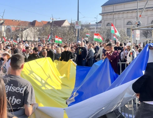 Tervezett provokáció lehetett az ukrán zászló kifeszítése a Tisza Nemzeti menetén