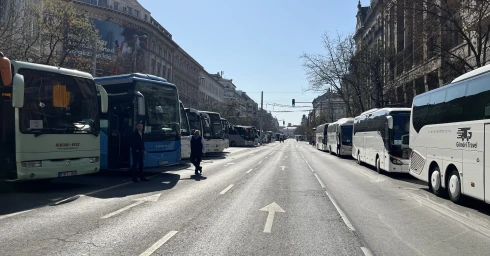 Tömött sorokban a Békemenetre érkezőket szállító buszok
