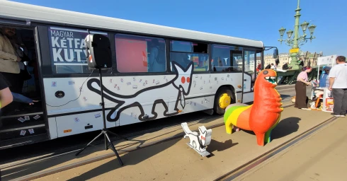 Trabant és kampánybusz a Kutya Párt rendezvényén