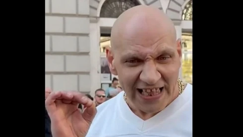 Újabb kopasz tiszás lendült akcióba, így néz ki Magyar Péter szeretetországa