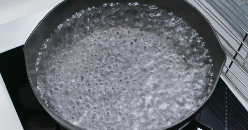 Újraforralt víz: tényleg káros, vagy ez csak egy régi tévhit? A tudósok végre tiszta vizet öntenek a pohárba