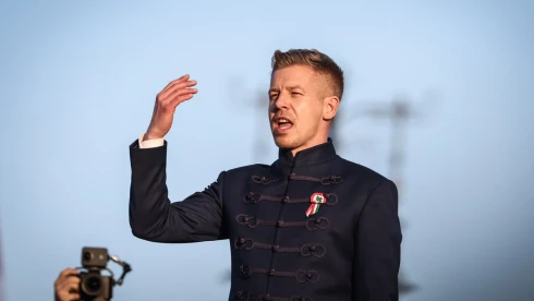 Ukrajna támogatását sürgette egy tüntető a Tisza március 15-i rendezvényén + videó