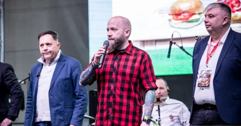 Pócs János mellett állva parodizálta ki Orbánt a jászberényi polgármester a kolbásztöltő fesztiválon