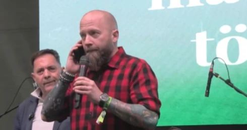 Botrány a kolbásztöltő fesztivál után: Orbánt parodizálta a polgármester, Pócs János kőkeményen nekiment