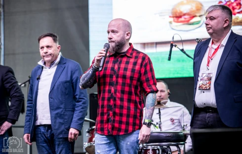 Pócs János személyeskedve támadta az Orbán Viktor kiparodizáló jászberényi polgármestert