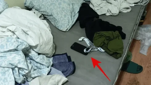 Nem találta a mobilját, megvádolta és megverte a szobatársát... végig az ágyon volt a telefon