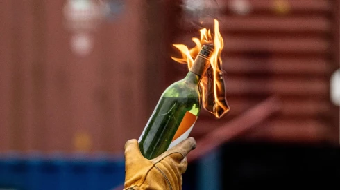 Rács mögött a kállói demonstrációra készülőket Molotov-koktéllal fenyegető férfi