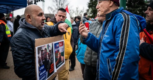 Botrány Pécelen: molinórablás, útfoglalás és buszmegállítás Orbán Viktor beszéde alatt