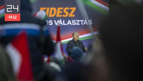 Földre vittek egy ellentüntetőt a fekete kabátosok Orbán beszéde alatt Pécelen – videó