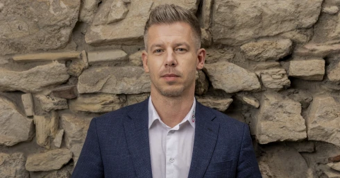 „Folyamatosan öngólokat lőnek" – Magyar Péter a kormány által közzétett videóról
