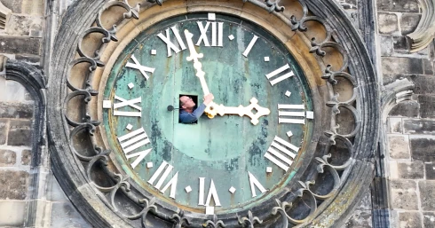 Készüljön fel, ismét át kell állítani az órát, de nem mindegy, melyik irányba