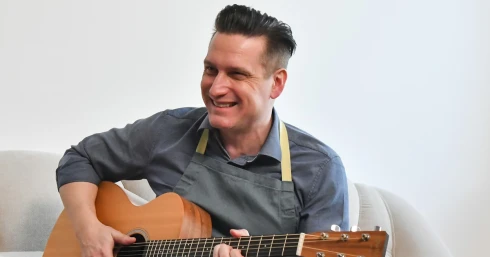 Pély Barna kislánya egyéves lett – cuki fotón Abigél és a büszke apuka Pély Barna kislánya egyéves lett – cuki fotón Abigél és a büszke apuka