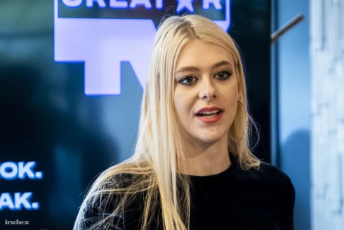 Schumacher Vanda bikiniben pózol a homokos tengerparton