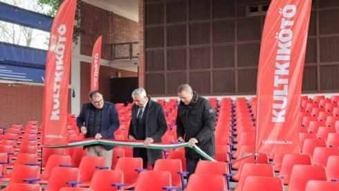 Megújult nézőtérrel indítja 15. évadát a balatonszárszói Kultkikötő – Csukás Színház