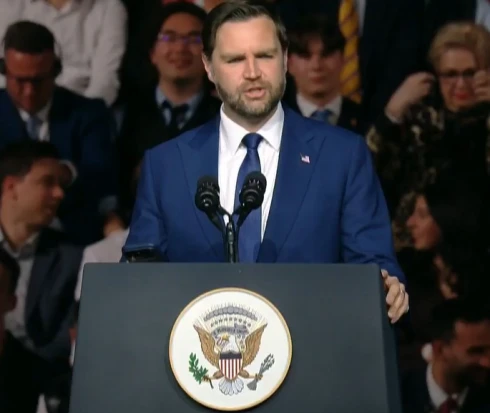 J.D. Vance egy nappal tovább marad Budapesten, emiatt csütörtökön a reptérre is alig lehet majd kijutni