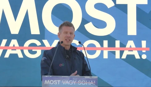 Orosz propagandisták jelentek meg Magyar Péter országjárásán – meg is szólította őket