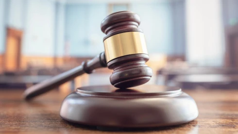 Elítélték emberölés miatt azt a tizenéves lányt, aki egy pécsi kollégiumi mosdóban szülte meg, majd magára hagyta gyermekét