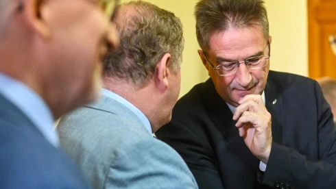 Előzetes vizsgálat indult Völner Pál ellen, hogy a jogerős ítélet ellenére miért praktizálhat ügyvédként