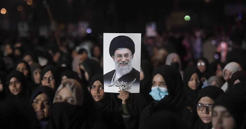 A Forradalmi Gárda kicsavarja az irányítást az ajatollah kezéből Iránban