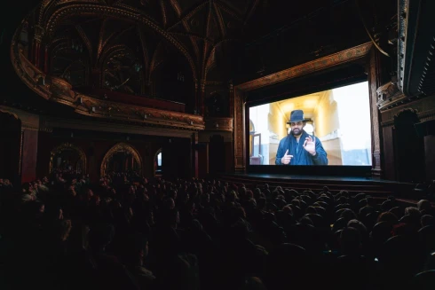 Két este az Urániában: közösséggé formálta a közönséget dr. Farkas Levente András és a Kék Cetli