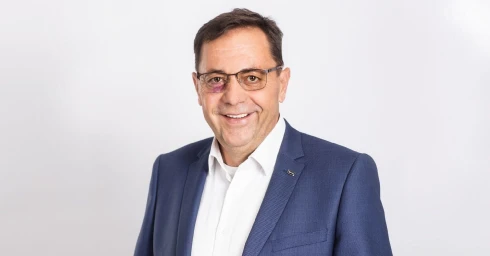 Könnyeivel küzdve nevezte megalázónak egy jászberényi fideszes képviselő Pócs János parlamentbe jutását