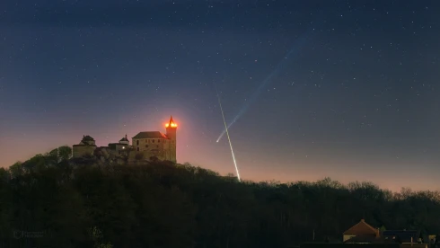 Óriási szerencse: egyszerre örökítettek meg egy üstököst és egy meteort