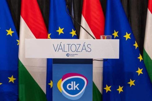 A DK-t még az ág is húzza: nem elég a választási vereség, aktivista-jelentkezésekkel támadták honlapjukat