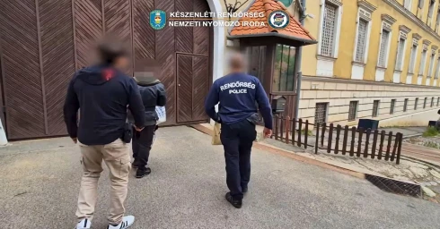 Brit jelzés után fogták el a meztelen kislányokról felvételeket készítő pécsi férfit
