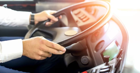 Egy kábítószerező utas miatt többen rosszul lettek a buszon, a sofőrt kórházba kellett vinni