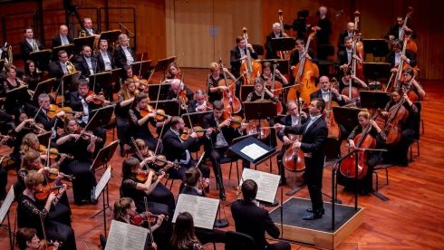 Észt-amerikai világsztár vezényli a MÁV Szimfonikus Zenekart a Müpában