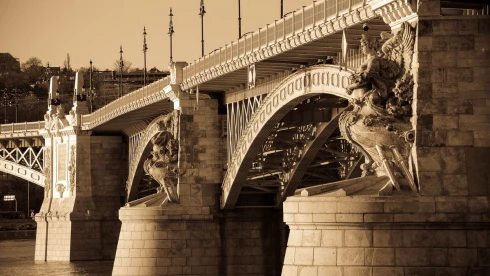 Felrobbant, színt váltott, de így is imádjuk – 150 éves a Margit híd