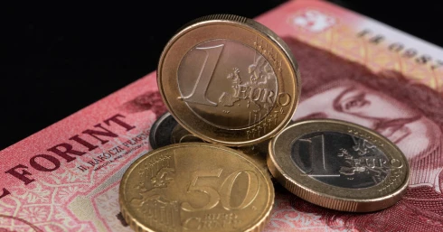 Fordulat a devizapiacon: gyengüléssel ébredt a forint