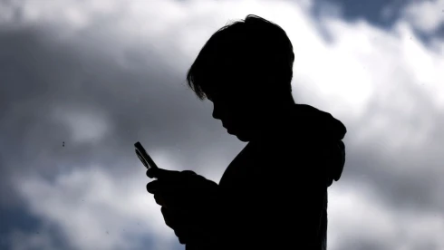 Gyermekvédelem vagy digitális szuperkontroll? – az EU a gyerekekre hivatkozva szabályozza szét az internetet