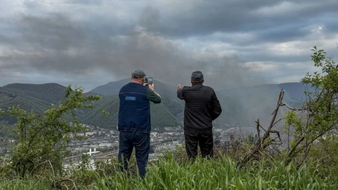 Hatalmas tűzoszlop pusztít az ukrán dróntámadás következtében