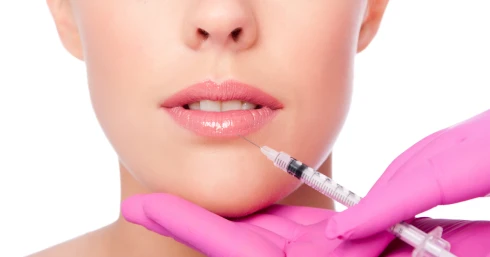 Illegális ajakfeltöltés: ekkora büntetést kapott a békéscsabai kuruzsló - nem ez az első eset