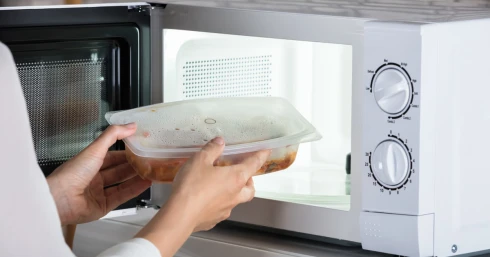 Kiderült a mikrózás sötét titka – miért veszélyesebb, mint eddig gondolták?